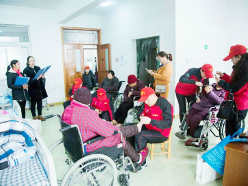 敬老院做活动
