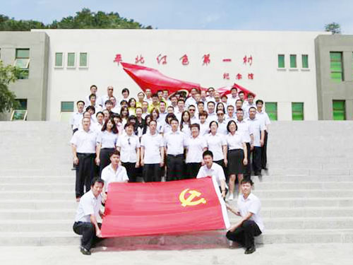 参观纪念馆合影