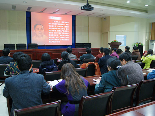 党员观看钟世才事迹资料片